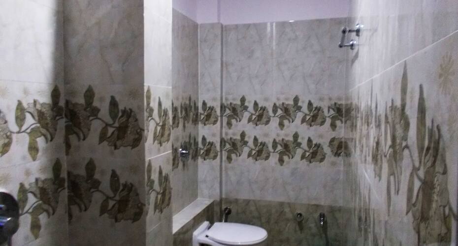 Hotel Maharaja, Basti 4